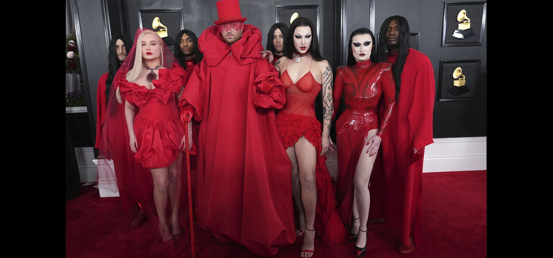 Kim Petras, a la izquierda, y Sam Smith, al centro, llegan a la 65ª entrega anual de los premios Grammy, el domingo 5 de febrero de 2023 en Los Ángeles. (Foto de Jordan Strauss/Invision/AP)