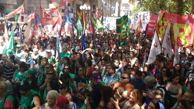 Protesta de gremios en la plaza San Martín