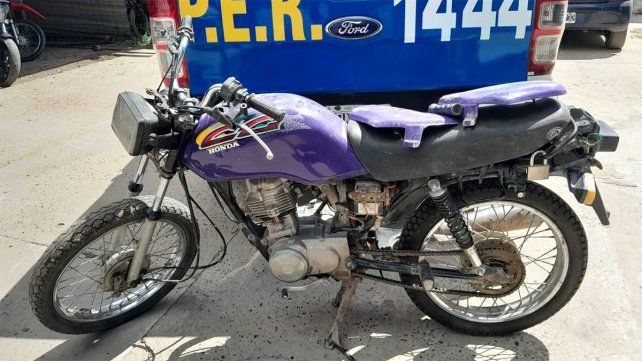 San Benito: oculta entre unas ramas y lonas hallaron una moto robada