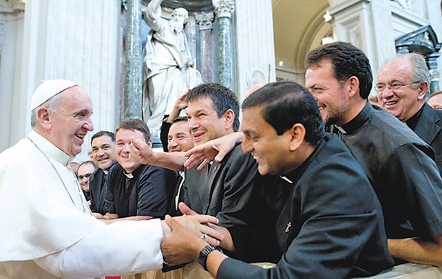 El Papa argentino. Los curas romanos saludaron ayer a Francisco.