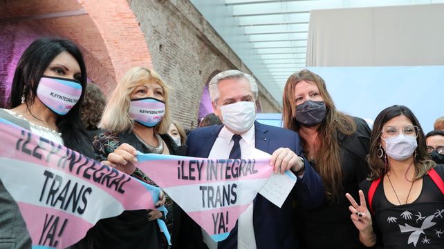 Alberto Fernández promulgó la ley del cupo laboral trans. (Foto: Télam)