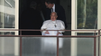 El papa Francisco saludando a los fieles