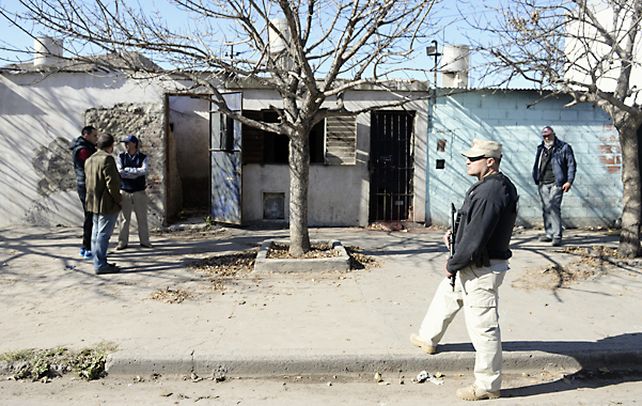 Abierto. Policías y prefectos abrieron el portón soldado del búnker en cuyo techo de chapa cayó muerto Rolando Mansilla. (foto: Enrique Rodríguez Moreno)