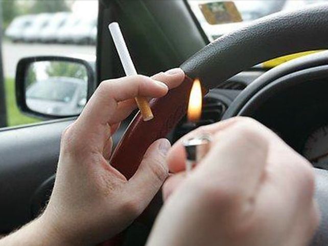Desde este lunes multan en Córdoba a los que fumen y a la vez manejen
