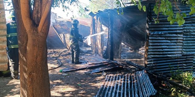 Casillas en ruinas tras el pavoroso incendio de esta mañana. Bomberos Zapadores trabajan en Platón al 1300
