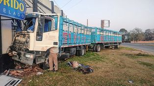 La Picada: camión salió de la ruta y se incrustó en comercio
