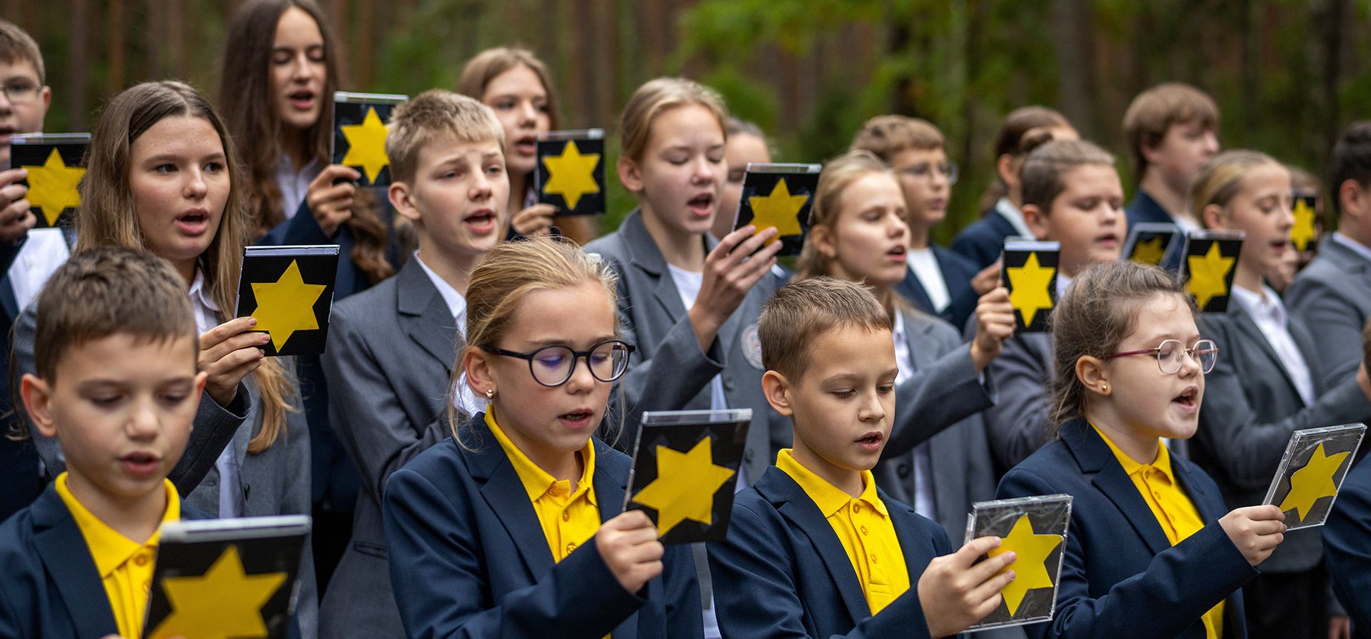 Un grupo de escolares canta durante una simbólica "Marcha de los Vivos" en el memorial de Paneriai, en recuerdo de los judíos de Vilna asesinados por los nazis durante la Segunda Guerra Mundial, en Vilna, Lituania, el martes 22 de septiembre de 2026. (Foto AP/Mindaugas Kulbis) Un grupo de escolares canta durante una simbólica "Marcha de los Vivos" en el memorial de Paneriai, en recuerdo de los judíos de Vilna asesinados por los nazis durante la Segunda Guerra Mundial, en Vilna, Lituania, el martes 22 de septiembre de 2026. (Foto AP/Mindaugas Kulbis)