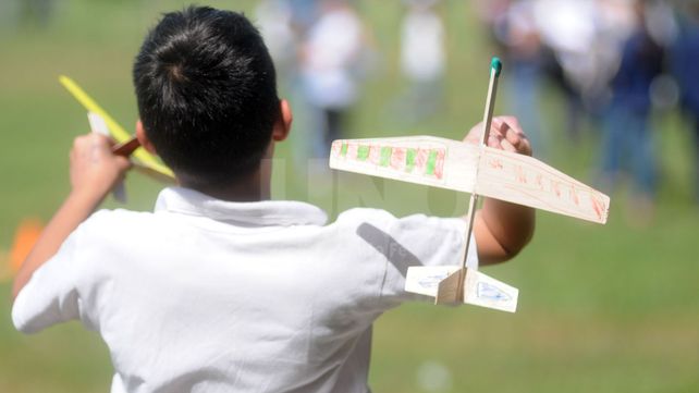 Escuelas primarias participaron de una demostración de aeromodelismo en La Redonda