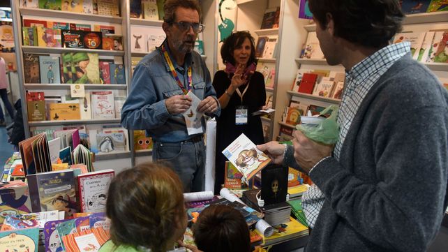 Propuestas. Hay stands con libros para todas las edades.