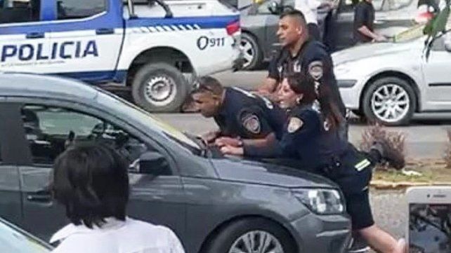El hecho ocurrió el domingo por la mañana en Córdoba. Arrastraron a dos policías en el capot.Conductor y acompañantes terminaron detenidos. Uno es familiar de funcionario judicial
