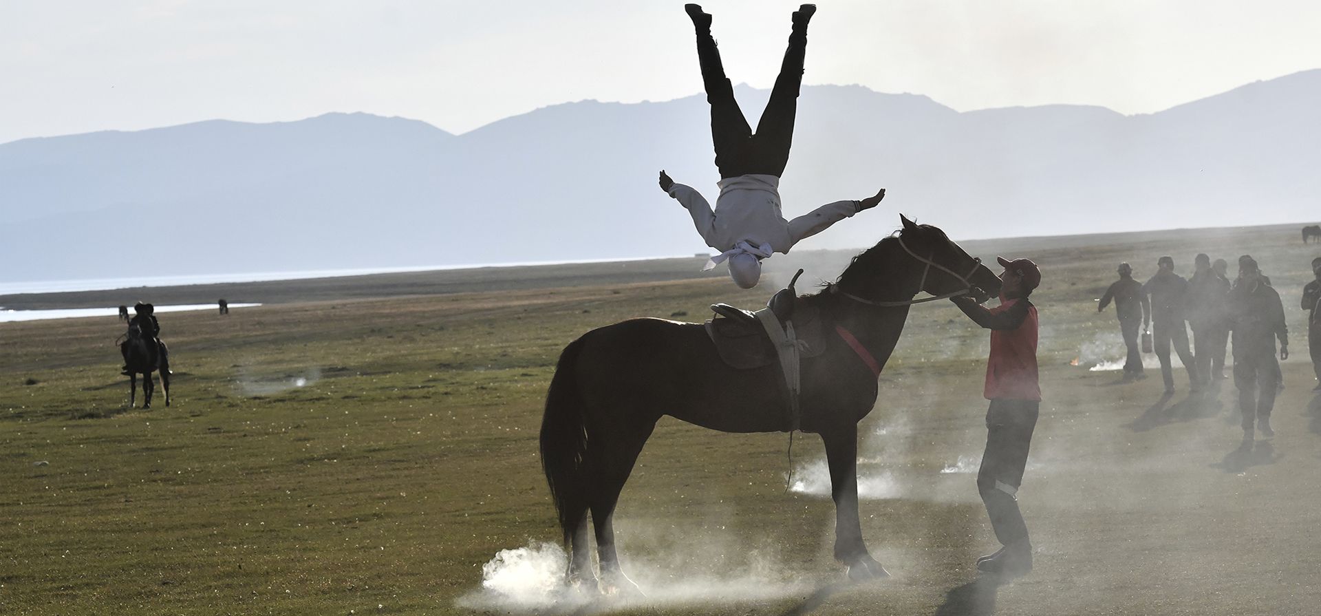 Un participante de The Gallops 2025 realiza un ejercicio acrobático durante la competencia cerca del lago alpino Song-Kol, a 280 km al sureste de Bishkek, Kirguistán, el lunes 21 de julio de 2025. (Foto AP/Vladimir Voronin) Un participante de The Gallops 2025 realiza un ejercicio acrobático durante la competencia cerca del lago alpino Song-Kol, a 280 km al sureste de Bishkek, Kirguistán, el lunes 21 de julio de 2025. (Foto AP/Vladimir Voronin)