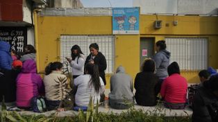 Las organizaciones sociales integrantes de la Unión de Trabajadores de la Economía Popular (Utep) se concentraron en la puerta de los tres centros de la Fundación Camino Conin en Rosario para pedir precisiones sobre la distribución de alimentos.