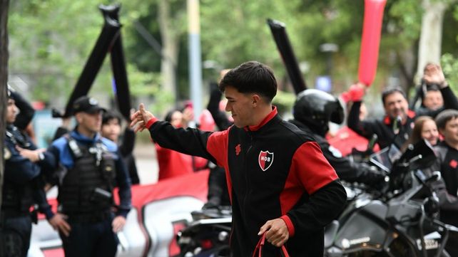 Martín Ortega saluda a los hinchas de Newells