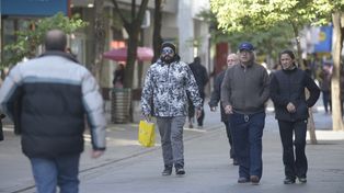 Este viernes será un día con mucha humedad y por la tarde el frío no se hará sentir tanto. A la noche podrían llegar algunos chaparrones.&nbsp;