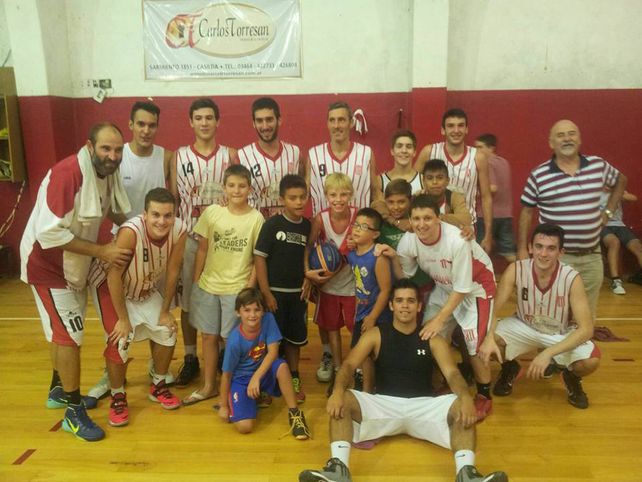 Todos juntos. El plantel y los chicos en el Planchado Marcuzzi.
