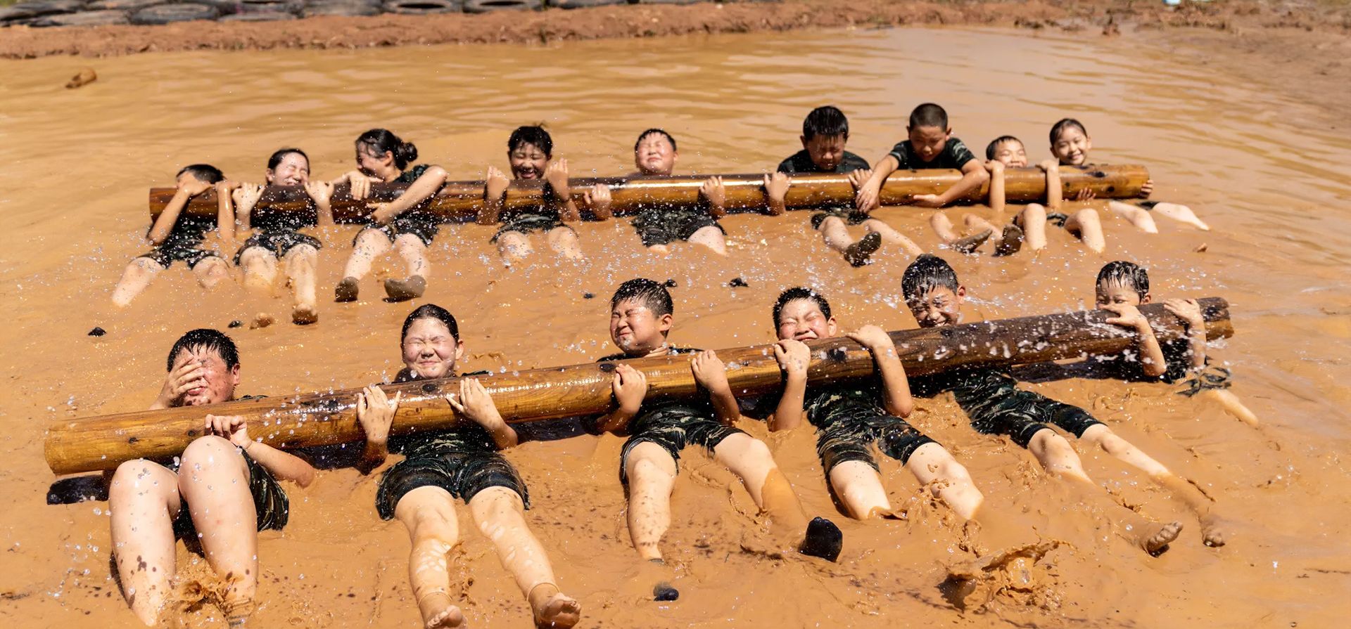 Hefei, China. Niños en entrenamiento durante la actividad táctica de atolladero en un campamento de verano militar. Fotografía: Costfoto/NurPhoto/Shutterstock Hefei, China. Niños en entrenamiento durante la actividad táctica de atolladero en un campamento de verano militar. Fotografía: Costfoto/NurPhoto/Shutterstock