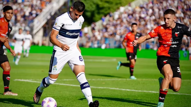 Foto de archivo. Colón y Gimnasia se enfrentarán en un partido clave por el descenso&nbsp;
