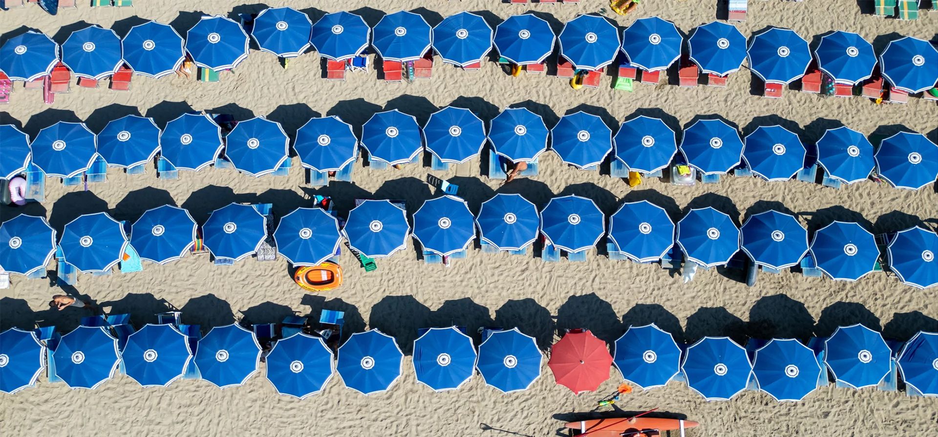 Hileras de sombrillas en la playa de Santa Marinella, al noroeste del centro de la ciudad, Roma, Italia. Fotografía: Guglielmo Mangiapane/Reuters Hileras de sombrillas en la playa de Santa Marinella, al noroeste del centro de la ciudad, Roma, Italia. Fotografía: Guglielmo Mangiapane/Reuters