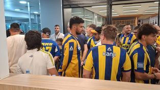 Los hinchas de Central buscaban respuestas ante la extensa demora que debieron soportar