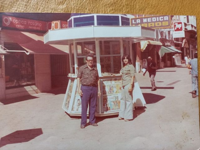 Guillermo Dehnof, Willy, en el quiosco de calle Córdoba. 