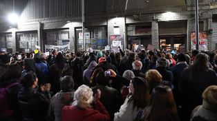 Alrededor 200 personas se manifestaron frente al supermercado de San Telmo.&nbsp;