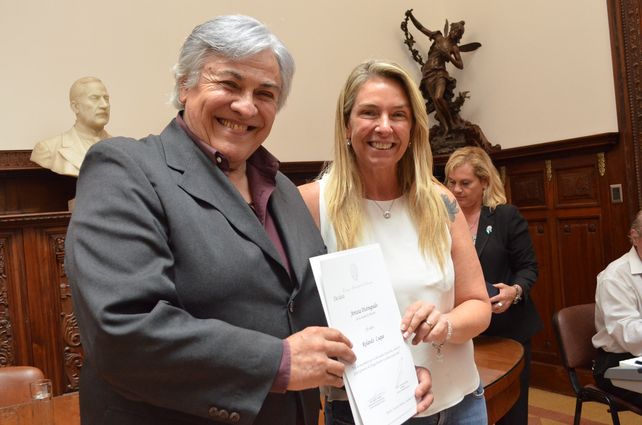 Rolando Luque en 2018 junto a María Eugenia Schmuck al recibir su distinción como artista distinguido en el Concejo Municipal.
