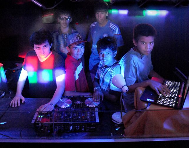 Los chicos se preparan para la presentación del disco. (Foto: S. Suárez Meccia)