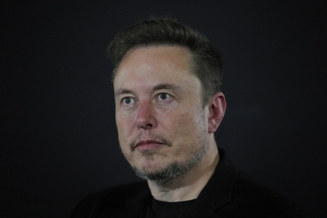 Elon Musk permite que racistas estadounidenses publiquen en su red. Y hasta les da su OK.&nbsp;