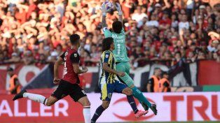 Lucas Hoyos aferra la pelota con firmeza antes de que llegue a conectar Malcorra en el 0-0 entre Newells y Central.