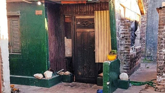 El frente de la casa que recibió el atentado incendiario en Nueva Pompeya