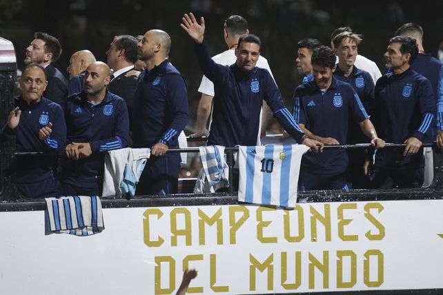 Scaloni saluda durante el multitudinario recibimiento.