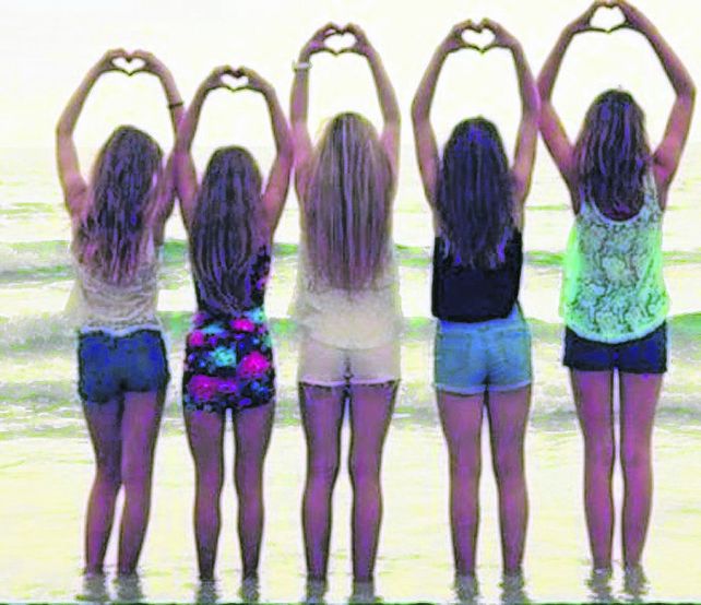 amigas. Las mujeres se conectan entre ellas de manera diferente.