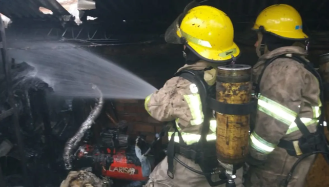 Dos niños murieron durante el incendio de una casa