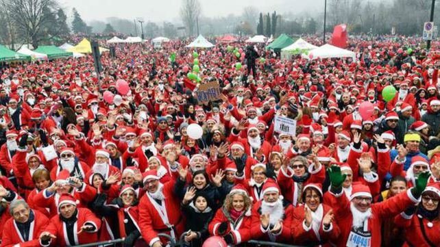 Unos 18 mil Papá Noel participaron de una carrera para ayudar a un hospital infantil