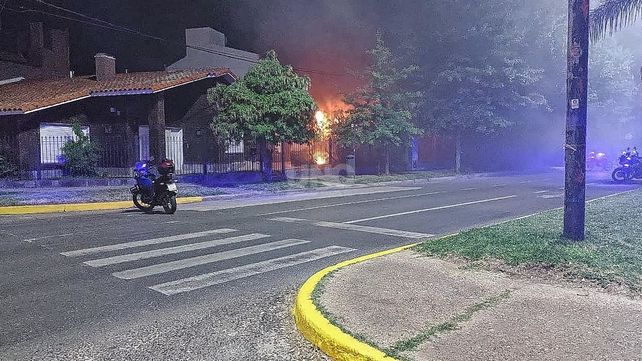 El voraz incendio dejó a una mujer herida que está internada en el Cullen