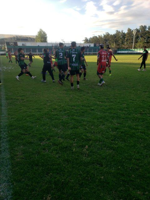 En el final del partido hubo pelea entre los jugadores de Coronel Aguirre y PSM Fútbol.