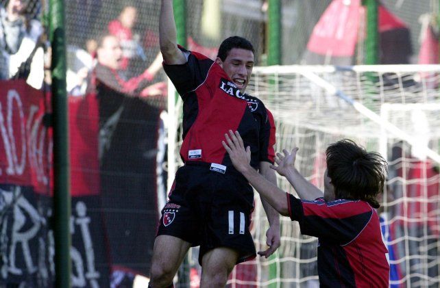 Hecho una fiera. Maxi celebra con  Nicolás Pavlovich uno de los tres tantos que le convertiría a Banfield en 2001. Primer hat-trick.