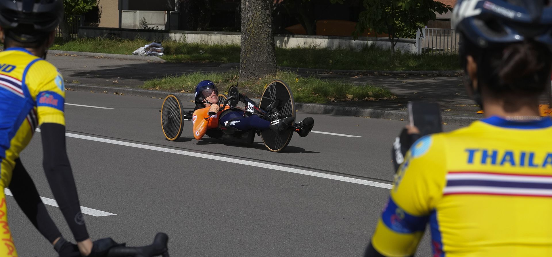 Atletas tailandesas que regresan de un entrenamiento observan a Mark Mekenkamp, de los Países Bajos, competir en la contrarreloj individual de paraciclismo del Campeonato Mundial de Ciclismo de Ruta en Zúrich, Suiza, el martes 24 de septiembre de 2024. (Foto AP/Peter Dejong) Atletas tailandesas que regresan de un entrenamiento observan a Mark Mekenkamp, de los Países Bajos, competir en la contrarreloj individual de paraciclismo del Campeonato Mundial de Ciclismo de Ruta en Zúrich, Suiza, el martes 24 de septiembre de 2024. (Foto AP/Peter Dejong)