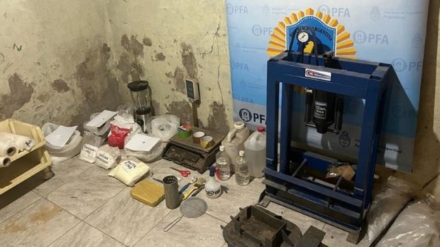 Sustancias para estirar la cocaína y precursores químicos incautados en un laboratorio que la banda tenía en Pérez.