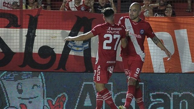 Santiago Silva pieza clave en el equipo de La Paternal.