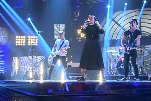 Sor Cristina furor en la web: ahora con el rock de Bon Jovi