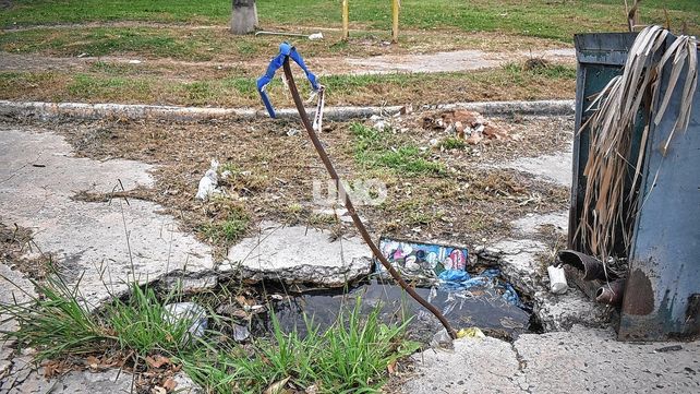 Un pozo de grandes dimensiones en el medio de una calle; la gran preocupación de los vecinos de barrio Roma