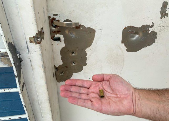 Los impactos de la balacera quedaron reflejados en la puerta de entrada a la vivienda.