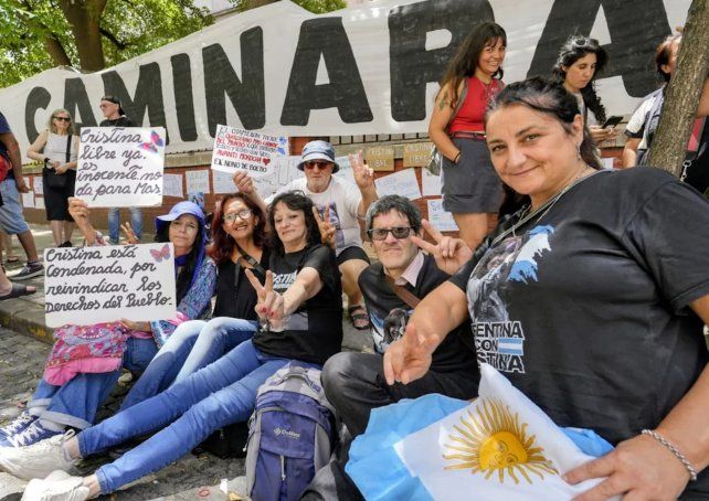 Militantes hicieron vigilia en el sanatorio donde está internada Cristina Kirchner
