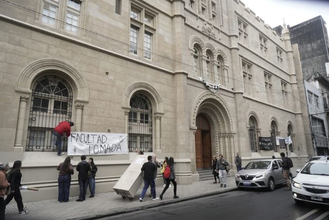 Estudiantes de la UNR votaron toma de facultades y en algunas se quedaron a dormir