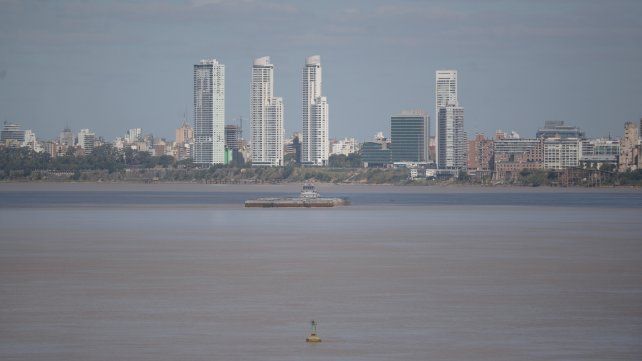 Frente al Barquito de Papel, en Puerto Norte, está la salida al río del emisario 9, uno de los dos vertederos de líquidos cloacales de Rosario. (Héctor Río / La Capital)