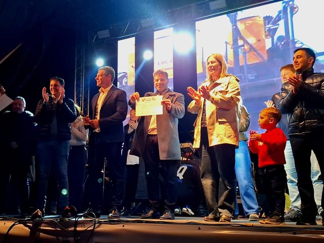 Abel Natalio Lattanzi firmó un acuerdo para la realización de obras en la laguna La Picasa