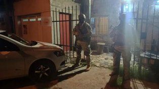 La policía detuvo a dos jóvenes en Rosario y se investiga si tuvieron participación en el asesinato del playero Bruno Bussanich. Secuestraron prendas con sangre
