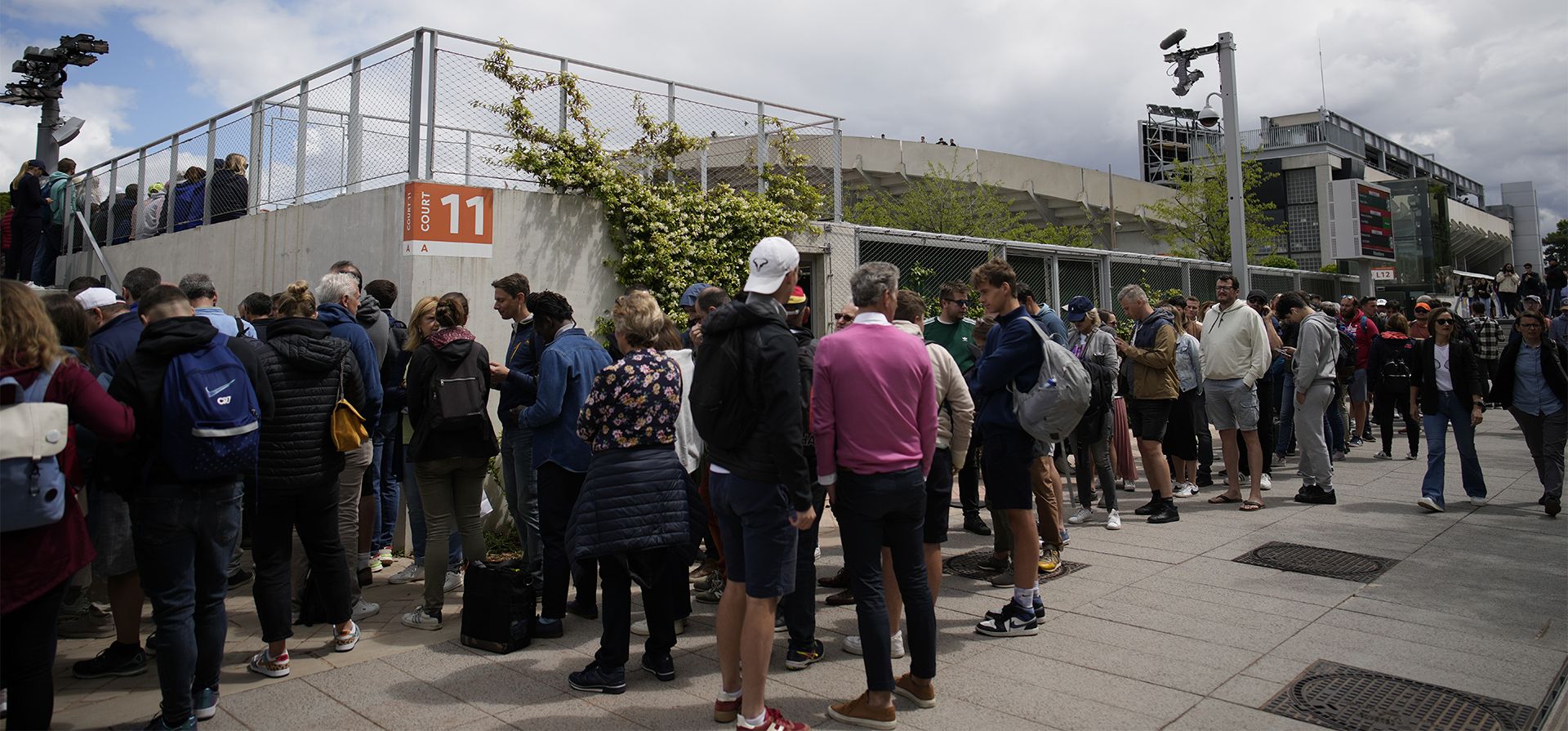 Espectadores hacen cola para ingresar a las canchas durante los partidos de la primera ronda en el torneo de tenis del Abierto de Francia en el estadio Roland Garros en París, Francia, el martes 24 de mayo de 2022.
