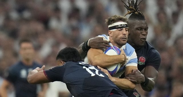Juan Cruz Mallía recibe el doble tackle de dos jugadores ingleses. Argentina no supo capitalizar el jugador de más y cayó sin atenuantes.